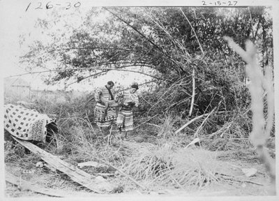 Indiani Seminole con un alligatore catturato da American Photographer